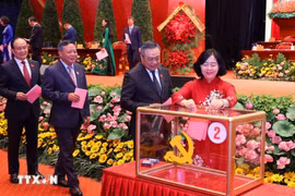 Le Comité du Parti de Hanoi pour le mandat 2025-2030 compte 75 membres Les délégués votent pour élire le Comité exécutif du Comité du Parti de la ville de Hanoi pour le 18e mandat, 2025-2030. Photo : VNA 