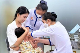 Une agente de santé administre le vaccin contre la rougeole à un enfant à Hanoi. Photo d'illustration: VOV