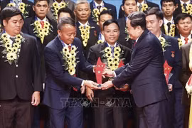 Le président de l’Assemblée nationale Trân Thanh Mân honore 95 travailleurs exceptionnels qui sont membres du Parti. Photo : VNA