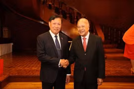 Le vice-ministre vietnamien de la Santé, Dô Xuân Tuyên (à gauche) et le secrétaire général du Parti travailliste mexicain, Alberto Anaya Gutiérrez. Photo : VNA 