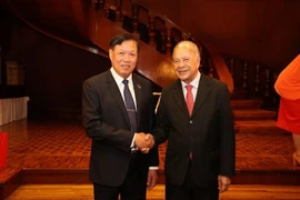 Le vice-ministre vietnamien de la Santé, Dô Xuân Tuyên (à gauche) et le secrétaire général du Parti travailliste mexicain, Alberto Anaya Gutiérrez. Photo : VNA 