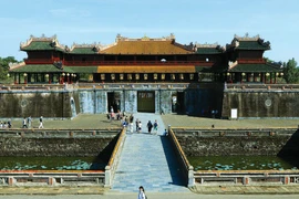 Touristes visitant la Cité impériale de Huê (Centre). Photo : VNA