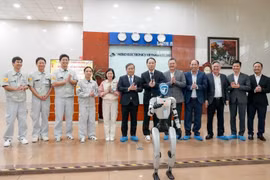 Le président du Comité populaire de la ville de Hanoi, Vu Dai Thang (centre), visitant le Centre de R&D de Samsung Vietnam, situé dans le quartier de Xuân Dinh. Photo : VNA