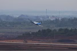 Un Beech KingAir 350ER effectue un vol d’étalonnage à l’aéroport international de Long Thành, dans la province de Dong Nai, le 26 septembre. 