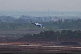 Un Beech KingAir 350ER effectue un vol d’étalonnage à l’aéroport international de Long Thành, dans la province de Dong Nai, le 26 septembre. 