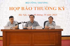 Le vice-ministre de l’Industrie et du Commerce, Nguyên Sinh Nhât Tân (centre) lors de la conférence de presse, à Hanoi, le 8 octobre. Photo: moit.gov.vn