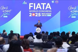 Le Premier ministre Pham Minh Chinh s’exprime lors du Congrès mondial 2025 de la Fédération internationale des associations de transitaires et assimilés (FIATA), à Hanoi, le 8 octobre. Photo : VNA