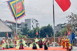 Interprétation des chants chèo tàu, de la commune d'Ô Diên, à Hanoi. Photo: VNA