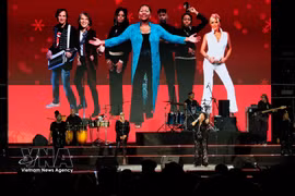 « Daddy Cool », tube disco emblématique sorti en 1976 par le groupe Boney M, est interprété par la célèbre chanteuse Liz Mitchell (72 ans, membre du groupe) lors du « Concert de printemps de Dalat » le 21 décembre 2024. Photo : VNA