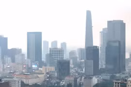 Un voile de poussières fines enveloppe les immeubles du centre de Hô Chi Minh-Ville, le 2 décembre 2024. Photo : VNA