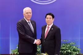 Le président Luong Cuong (à droite) et le procureur général de la Fédération de Russie, Alexander Gutsan, à Hanoi, le 25 octobre. Photo : VNA