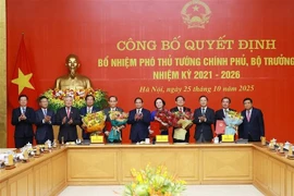 Le Premier ministre Pham Minh Chinh (centre) remet les décisions présidentielles portant nominations de Pham Thi Thanh Trà et Hô Quôc Dung comme vice-Premiers ministres, de Lê Hoài Trung comme ministre des Affaires étrangères, de Trân Duc Thang comme ministre de l’Agriculture et de l’Environnement, et de Dô Thanh Binh comme ministre de l’Intérieur pour le mandat 2021-2026. Photo : VNA