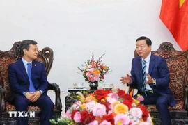 Le vice-Premier ministre Trân Hông Hà (à droite) et Chen Sichang, directeur général de la China Civil Engineering Construction Corporation (CCECC), à Hanoi, le 14 mai. Photo : VNA