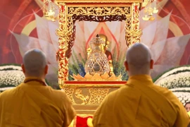 Les fidèles bouddhistes et d’habitants de tout le pays se sont rassemblés depuis mercredi 14 mai, de bonne heure, à la pagode Quán Su, dans l’arrondissement de Hoàn Kiêm, à Hanoi, attendant avec révérence et silence pour rendre hommage aux reliques sacrées de Bouddha. Photo: VNA