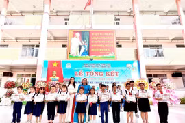 La petite CiCi (deuxième à partir de la gauche) a brillamment obtenu le titre d’élève excellente en classe de première année au Vietnam. Photo: fournie par la personne concernée