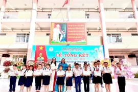 La petite CiCi (deuxième à partir de la gauche) a brillamment obtenu le titre d’élève excellente en classe de première année au Vietnam. Photo: fournie par la personne concernée
