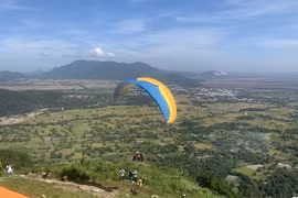 Un parapente décolle sur la montagne de Phung Hoàng, dans le district de Tri Tôn, dans la province de An Giang. Photo: VNA