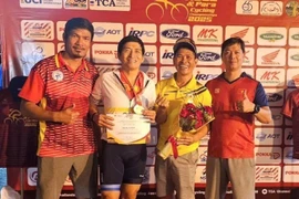 Hoàng Hai Nam (deuxième à partir de la gauche) décroche la médaille d'or dans la catégorie des 60 ans et plus aux Championnats d'Asie de cyclisme sur route 2025. Photo: FBNV