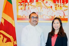 L’ambassadrice du Vietnam au Sri Lanka, Trinh Thi Tâm (à droite) et le ministre sri-lankais des Transports, des Autoroutes, des Ports et de l’Aviation civile, Bimal Rathnayake se serrent la main. Photo: VNA