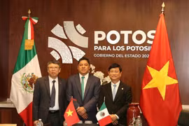 De gauche à droite : l'ambassadeur du Vietnam Nguyên Van Hai, le gouverneur de l'État de San Luis Potosí Ricardo Gallardo Cardona et le président du Comité populaire de la province de Binh Duong Vo Van Minh. Photo : VNA