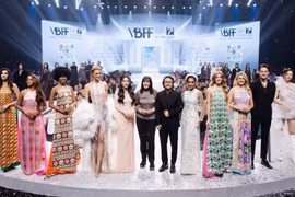 La présidente de l’organisation Miss Monde, Julia Morley (au centre), assiste à un événement au Vietnam. Photo : VietnamPlus
