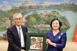 La vice-Première ministre Pham Thi Thanh Trà présente un souvenir au PDG du groupe japonais Erex, Honna Hitoshi. Photo : VGP