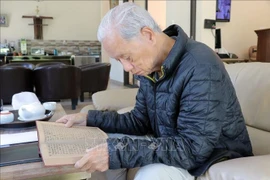 Nghiêm Sy Thai, ancien journaliste de l’Agence d’information "Giai Phong" (Libération) lit son journal intime, près de 60 ans après. Photo: VNA