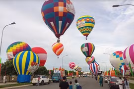 Festival de montgolfières à Dông Nai en 2024. 50 montgolfières voleront simultanément dans le ciel de Dông Nai pour célébrer 50e anniversaire de la libération du Sud et de la réunification nationale. Photo: baophapluat.vn