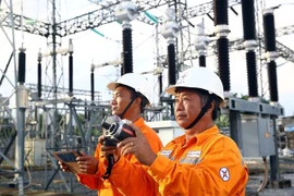 Des électriciens de la province de Soc Trang, dans le delta du Mékong, vérifient les lignes et les équipements électriques. Photo: VNA
