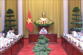 Le président de la République, Luong Cuong (centre) lors de la séance de travail avec le Bureau présidentiel, à Hanoi, le 2 juin. Photo : VNA