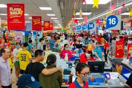 Clients dans un supermarché à Hô Chi Minh-Ville. Photo: VNA