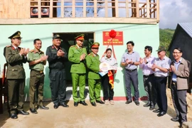La première maison construite pendant la campagne Quang Trung inaugurée et remise à la famille de Dinh Thi Vôn, dans l’hameau de Huy Mang, commune de Son Tây. Photo : VNA