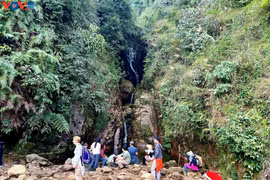 Pause des touristes près d'une cascade. Photo: VOV