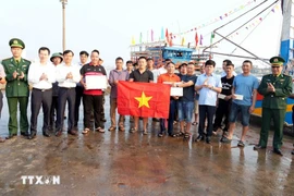 Le vice-président du Comité populaire provincial de Quang Tri, Le Van Bao (au premier rang, quatrième à partir de la droite), remet des cadeaux et rappelle aux pêcheurs de se conformer strictement à la réglementation contre la pêche INN. Photo: VNA