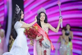 Miss Vietnam 2022, Huynh Thi Thanh Thuy, couronne la nouvelle Miss Vietnam 2024, Hà Truc Linh, lors de la grande finale, à Huê, le 27 juin au soir. Photo : Comité d’organisation