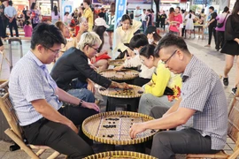 Le 327e anniversaire de la fondation de la ville de Saigon - Cho Lon - Gia Dinh attire les foules avec ses spectacles et ses jeux folkloriques. Photo : VNA