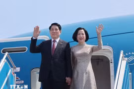 Le président vietnamien Luong Cuong et de son épouse quittent Hanoi pour l'Egypte et l'Angola. Photo: VNA
