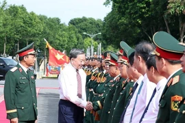 Le secrétaire général du Parti, Tô Lâm, et les responsables du 12e Corps d’armée, à Ninh Binh, le 5 août. Photo : VNA