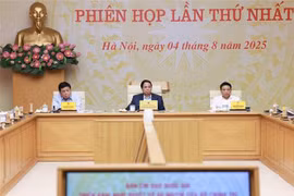 Le Premier ministre Pham Minh Chinh (centre) préside la première réunion du Comité national de pilotage pour le développement de l'économie privée, le 4 août. Photo : VNA
