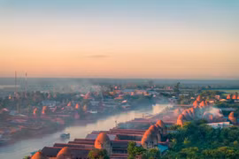 Le village de briques de Mang Thit, dans la province de Vinh Long, existe depuis près d’un siècle. De loin, d'anciennes tours se dressent silencieusement au bord de la rivière Cô Chiên. Photo : vietnambeauty.com.vn