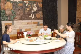 Un repas familial chaleureux selon la tradition vietnamienne dans la famille de Mme Nguyen Thi Nuong. Photo : VNA