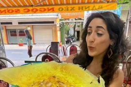 Steiner à Saigon mangeant du banh xeo. Photo : Sophie Steiner/Business Insider