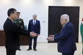 L’ambassadeur Nguyên Nam Duong présente ses lettres de créance au président palestinien Mahmoud Abbas, le 17 février. Photo : VNA