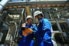 Les ingénieurs de la raffinerie de Dung Quât mènent des recherches et innovent pour répondre aux exigences des carburants de défense. Photo : A.N/Bnews/vnanet.vn 