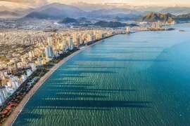 Une plage le long de la rue Trân Phu à Nha Trang vue d'en haut. Photo: VnExpress