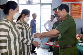 Remise de décisions d'amnistie aux prisonniers qui font acte de repentance et réunissent les conditions amnistiantes requises dans la province de Soc Trang. Photo d’archive : VNA