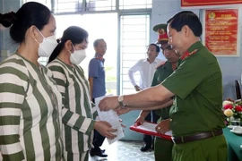 Remise de décisions d'amnistie aux prisonniers qui font acte de repentance et réunissent les conditions amnistiantes requises dans la province de Soc Trang. Photo d’archive : VNA
