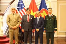 Kelly McKeague, directeur de la DPAA (à l’extrême gauche), pose pour une photo avec l’ambassadeur du Vietnam aux États-Unis, Nguyên Quôc Dung (2e à partir de la droite), lors d’une cérémonie de remise de commémorations de guerre à Washington, le 15 juillet 2025. Photo : VNA
