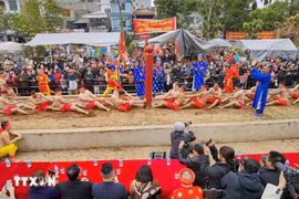 Les rituels et jeux de tir à la corde au temple Trân Vu, à Hanoi, attirent des foules. Photo : VNA