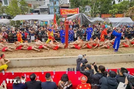 Les rituels et jeux de tir à la corde au temple Trân Vu, à Hanoi, attirent des foules. Photo : VNA